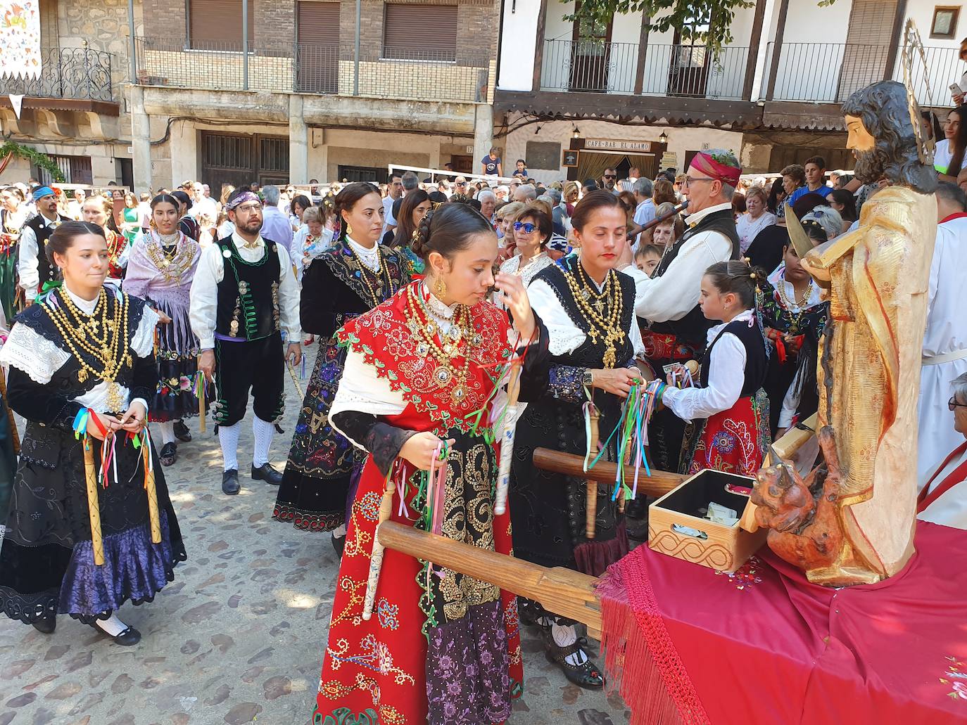 Fotos: Un treintena de danzarines y ramajeras de Cepeda arropan a San Bartolomé en su festividad