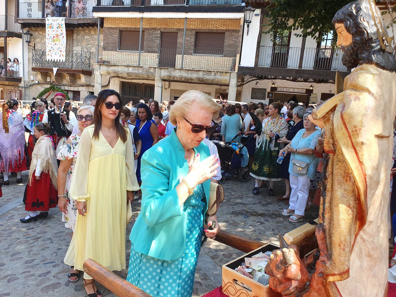 Fotos: Un treintena de danzarines y ramajeras de Cepeda arropan a San Bartolomé en su festividad