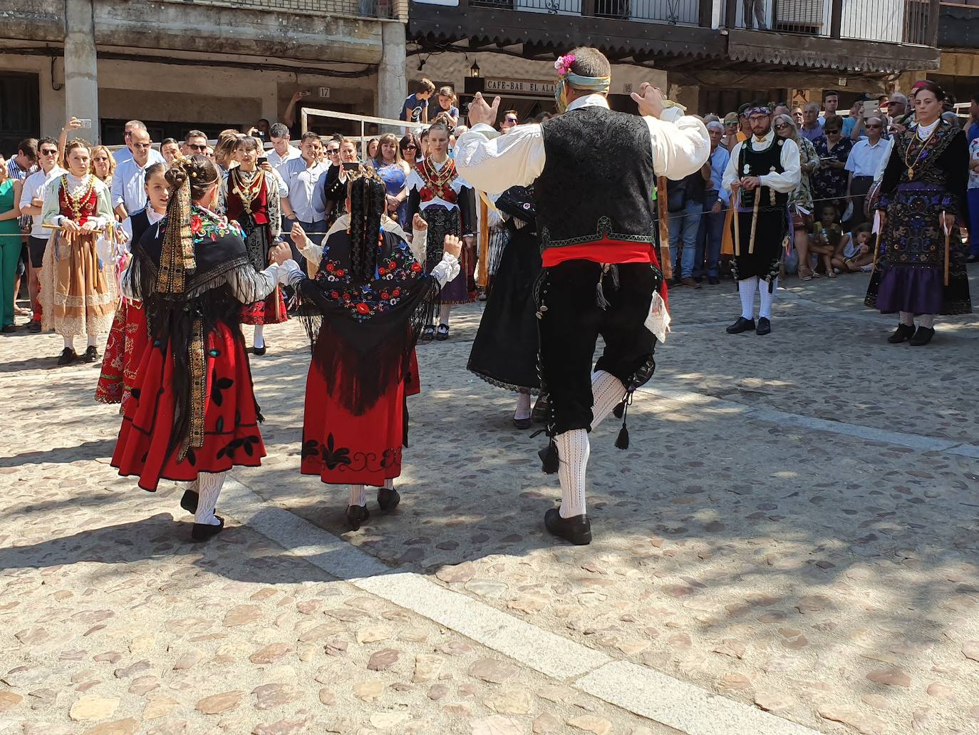 Fotos: Un treintena de danzarines y ramajeras de Cepeda arropan a San Bartolomé en su festividad