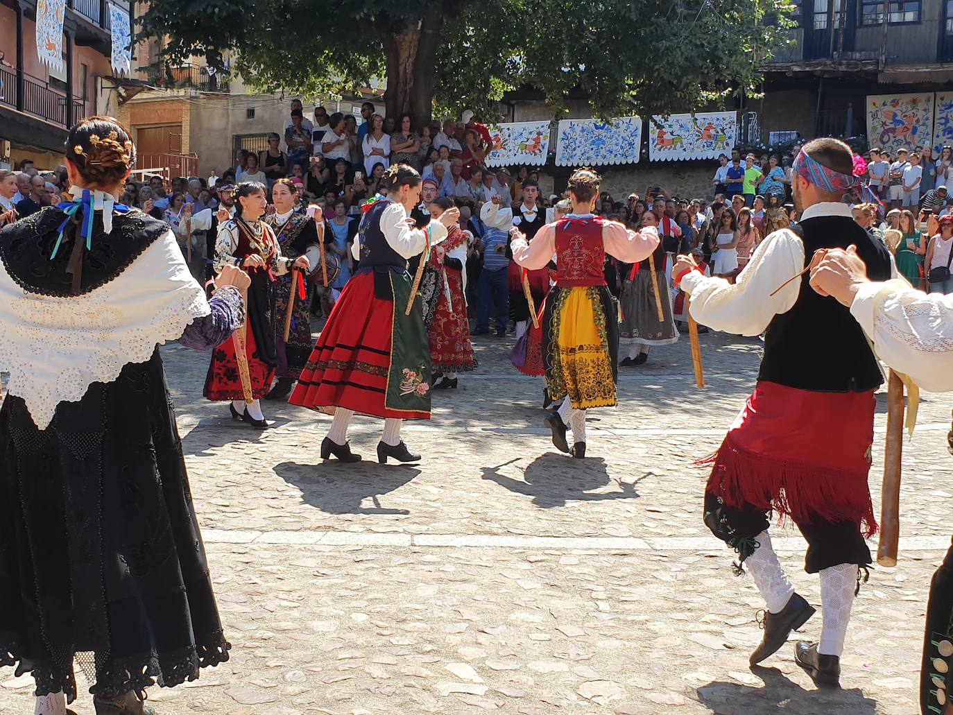 Fotos: Un treintena de danzarines y ramajeras de Cepeda arropan a San Bartolomé en su festividad