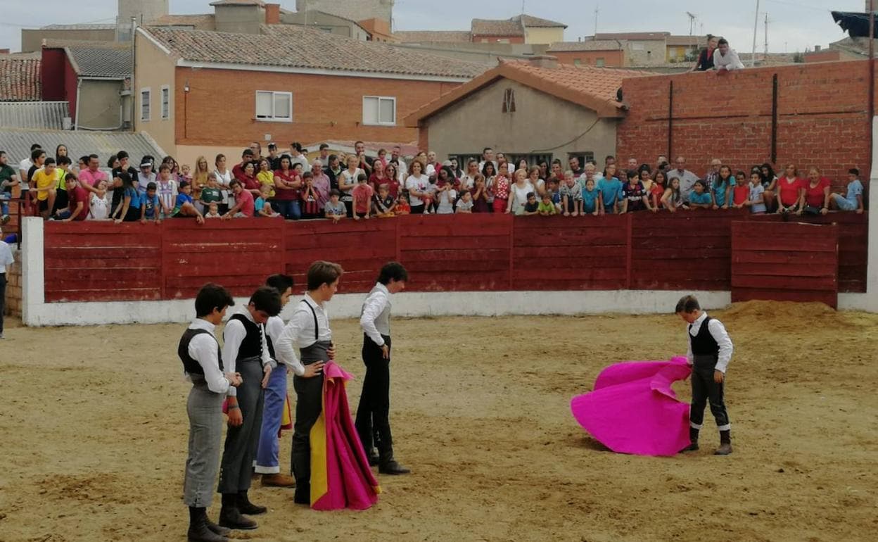 Participantes en el festejo de exhibición taurina en Torrelobatón.