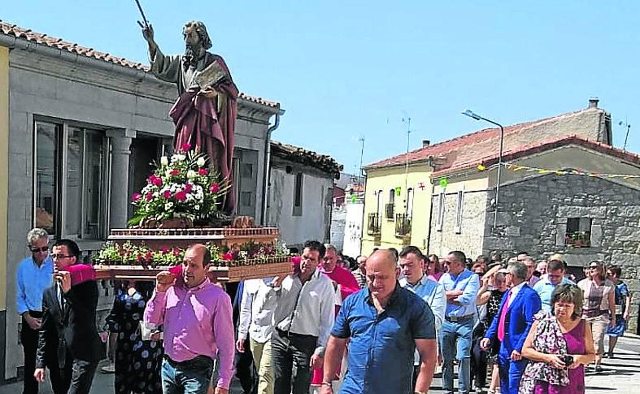 La imagen de San Bartolomé recorrió las calles de Los Santos.