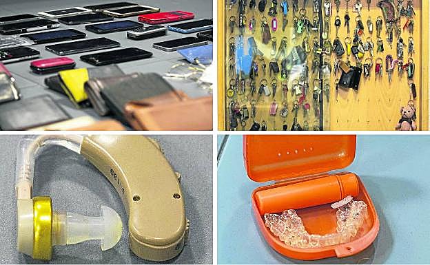 Objetos perdidos en el depósito de la Policía Municipal (móviles, llaves, un audífono y una férula de descarga). 