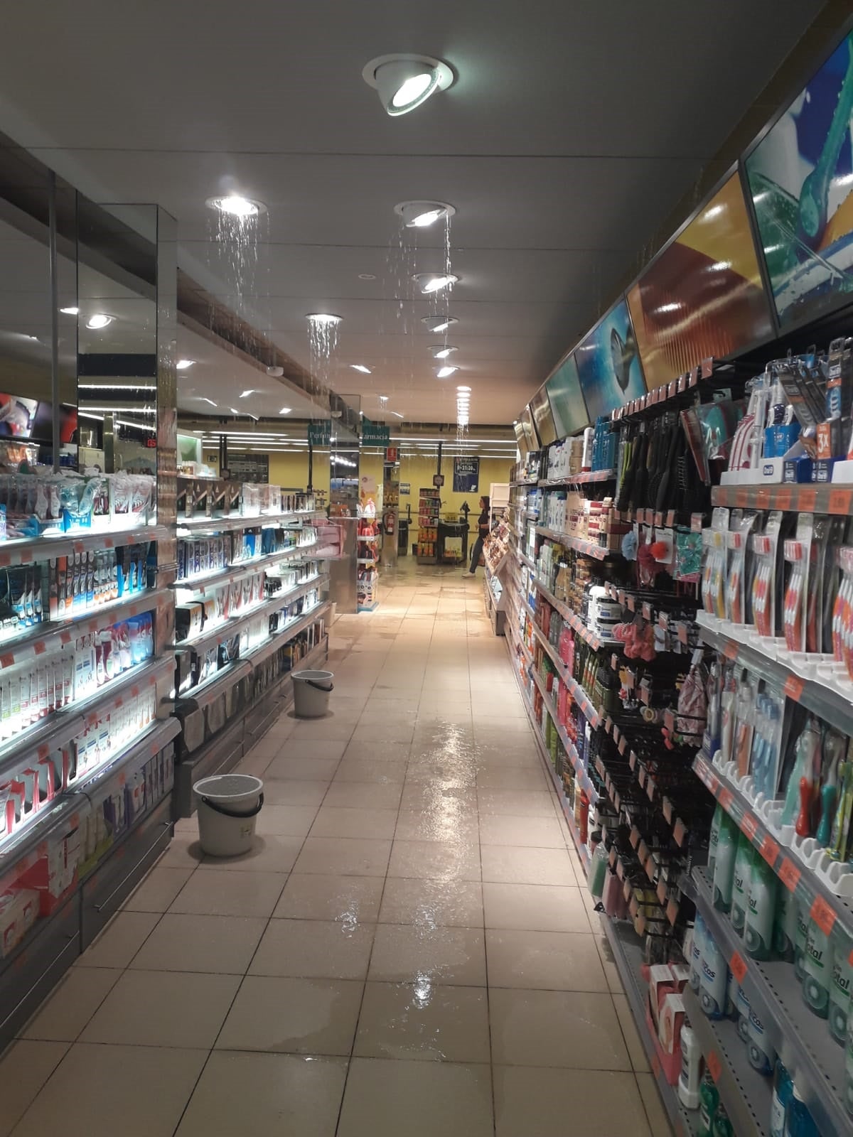 El agua se cuela en el supermercado Mercadona de la Avenida de Salamanca de Valladolid.