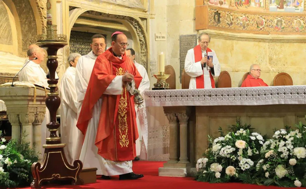 El obispo de Salamanca, Carlos López, en la Catedral.