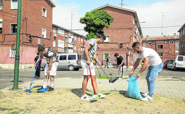 Algunos de los jóvenes que ayer por la tarde participaron en la limpieza de las calles del barrio de Las Viudas. 