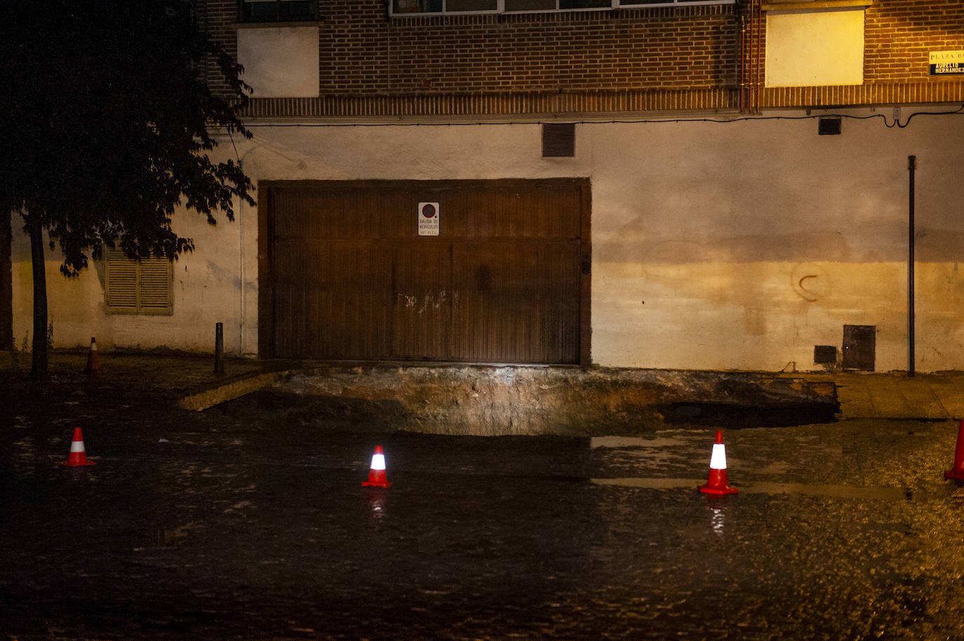 Fotos: Un socavón obliga al desalojo de un edificio