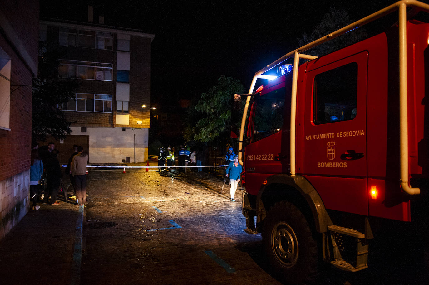 Fotos: Un socavón obliga al desalojo de un edificio