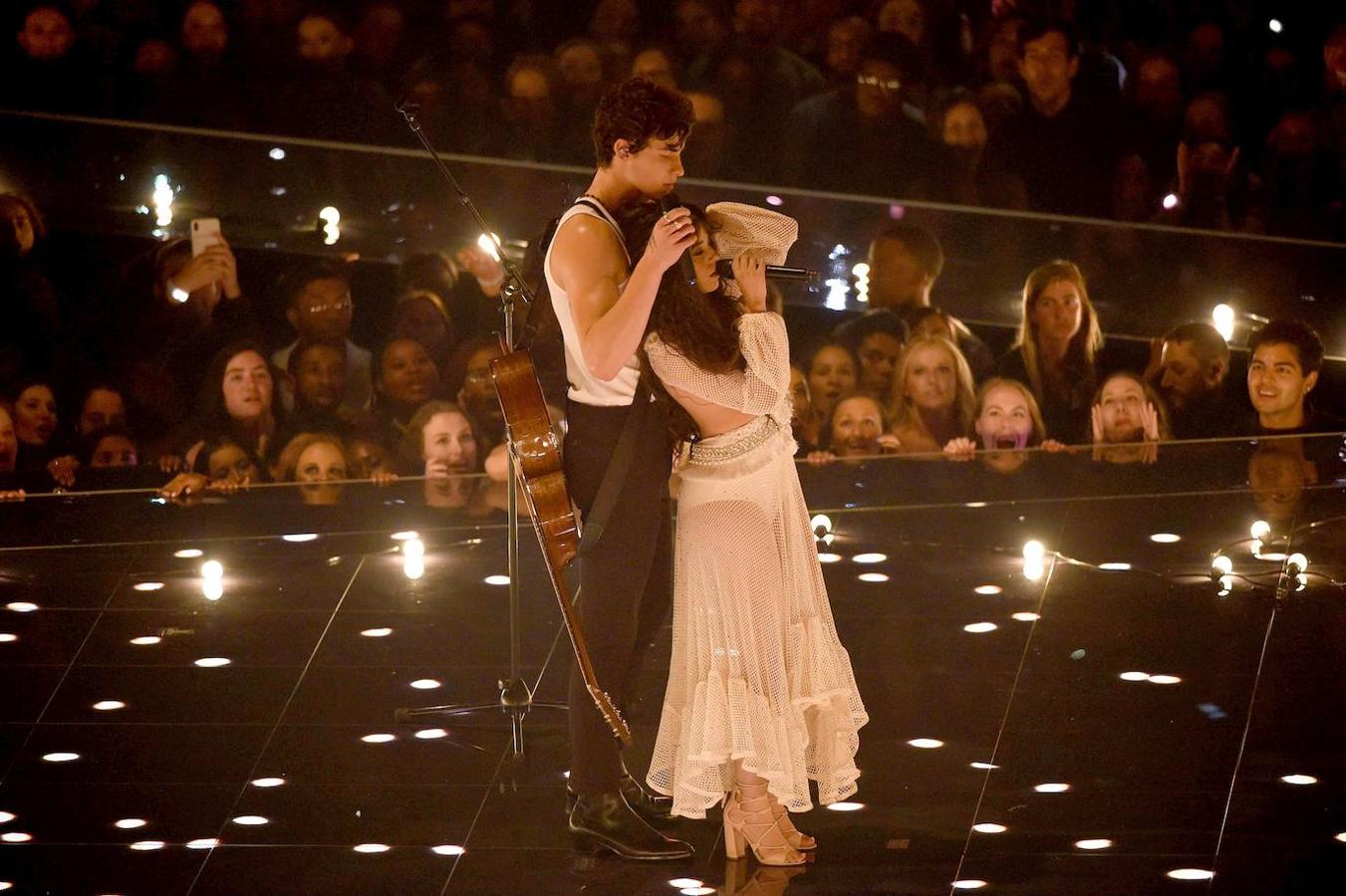 Los cantantes Shawn Mendez y Camila Cabello durante su interpretación de 'Señorita' en los MTV Awards.