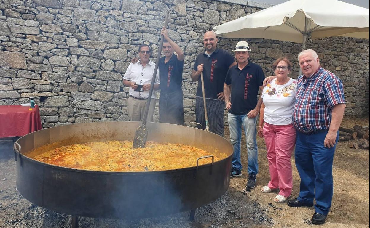 Preparación de la paella para 800 comensales en Los Santos.