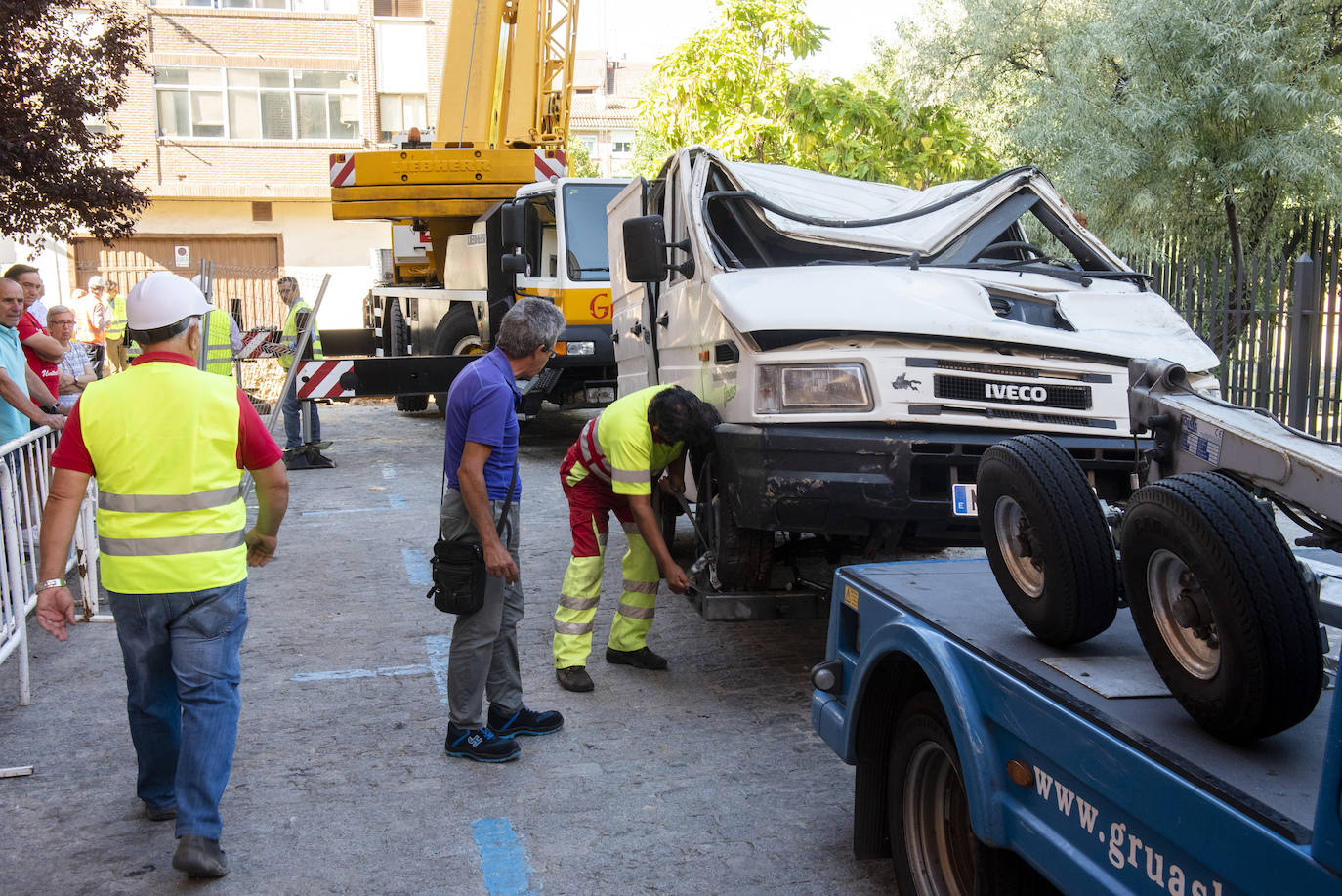 Fotos: Extracción de los vehículos hundidos en el socavón de San Millán