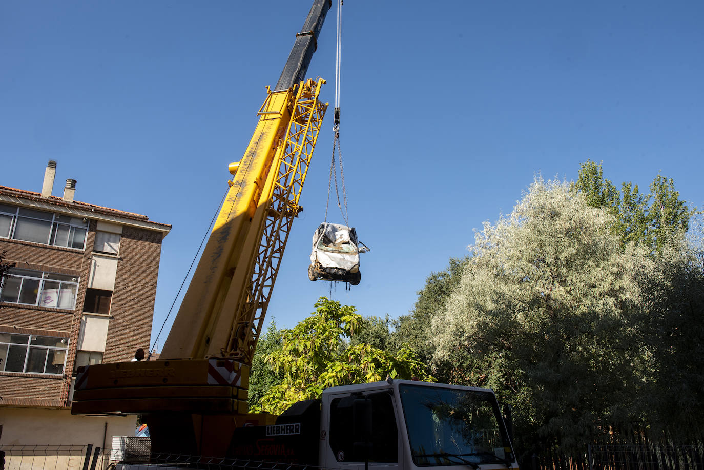 Fotos: Extracción de los vehículos hundidos en el socavón de San Millán