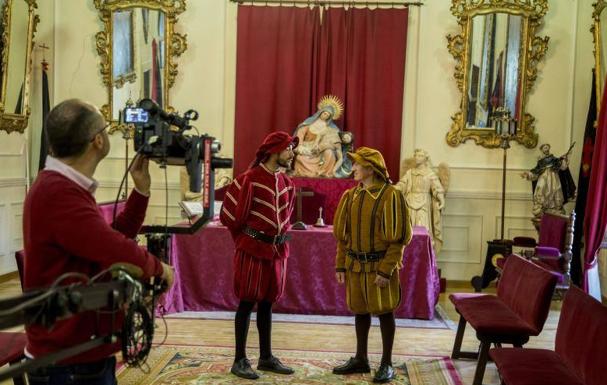 Los actores Pablo James y Julián Rosón, ayer, durante el rodaje en el Salón de Cabildos de la iglesia de las Angustias, interpretando los papeles del mecenas del templo, Martín Sánchez de Aranzamendi, y Juan de Juni. 