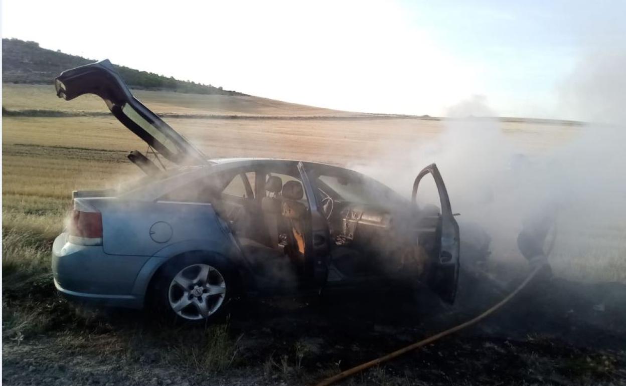 Un vehículo arde en Quintanilla de Arriba.