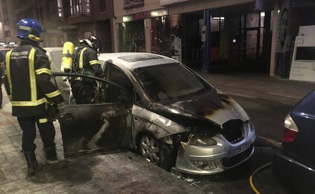 Imagen principal - El fuego destruye un coche en la calle Cardenal Almaraz de Palencia 