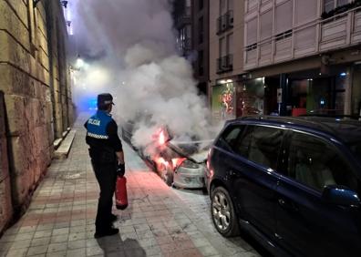 Imagen secundaria 1 - El fuego destruye un coche en la calle Cardenal Almaraz de Palencia 