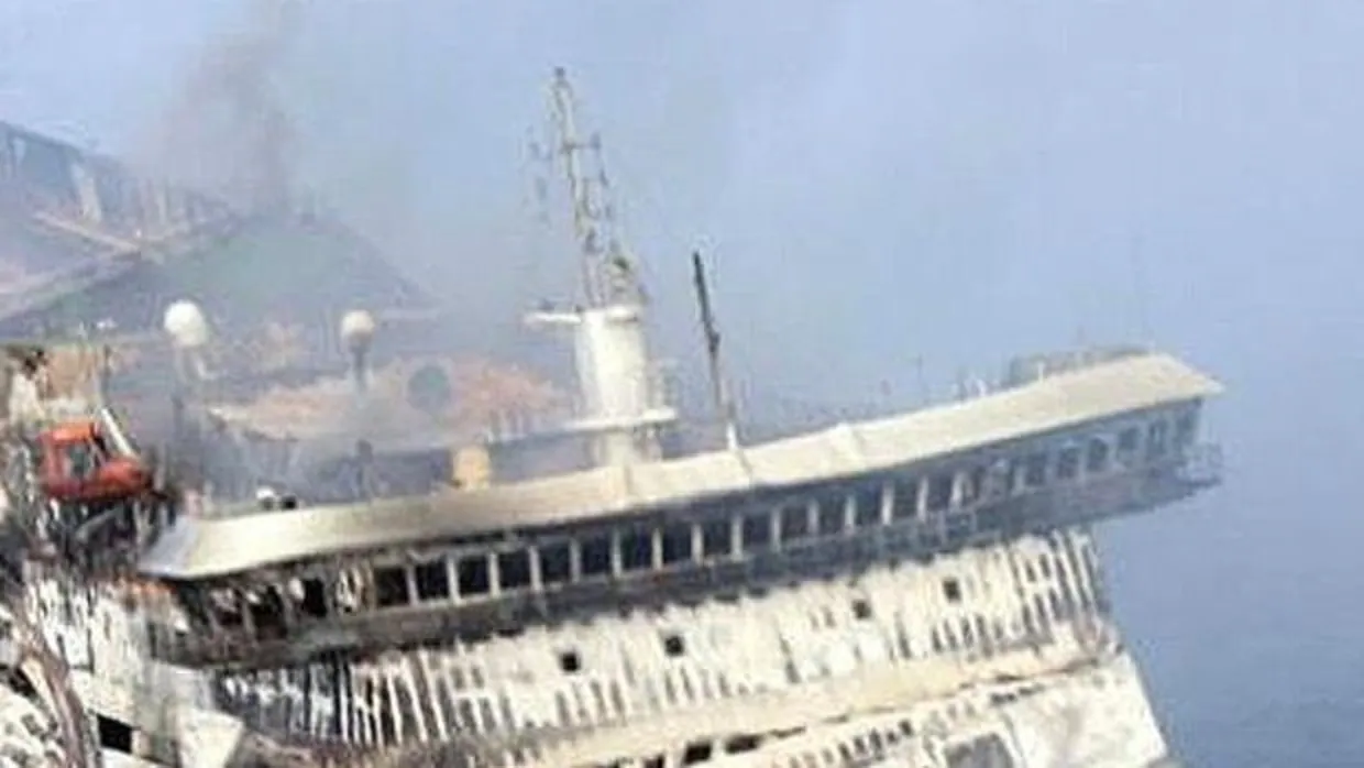 Imagen del ferry incendiado en Filipinas.