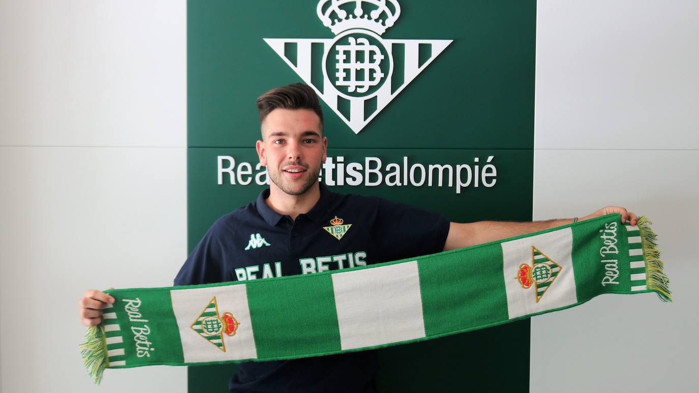 Guillermo Postigo posa con la bufanda del Betis.