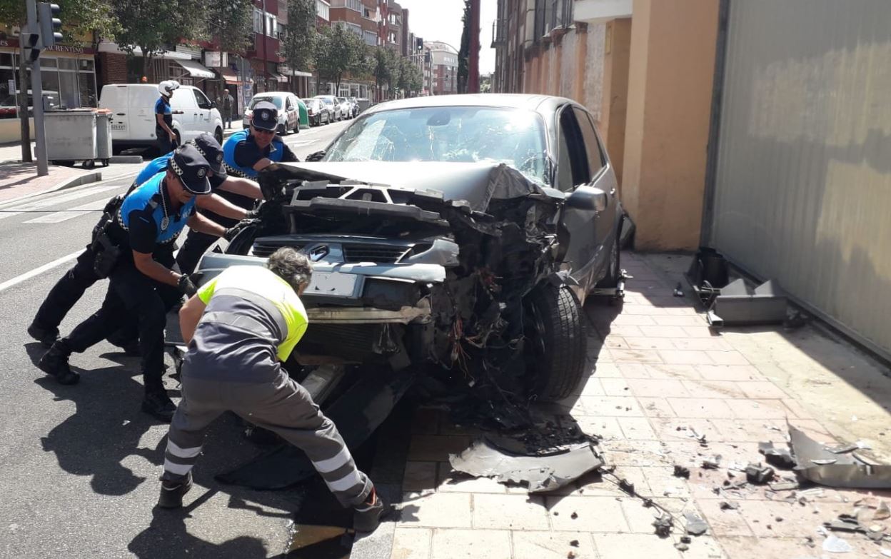 Imagen secundaria 1 - Un hombre herido al chocar su vehículo contra un semáforo y la tapia del acuartelamiento de la Carretera Rueda