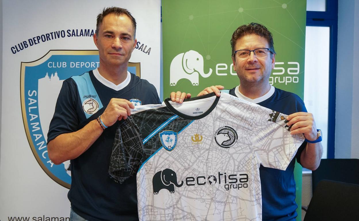 Juanlu García y Tomás de Dios con la camiseta del equipo.