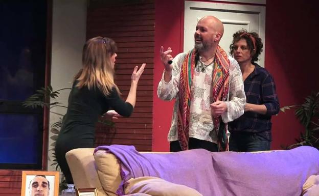 Mara Guil, Álvaro Carrero y Virginia Muñoz en una de las escenas de la obra. 