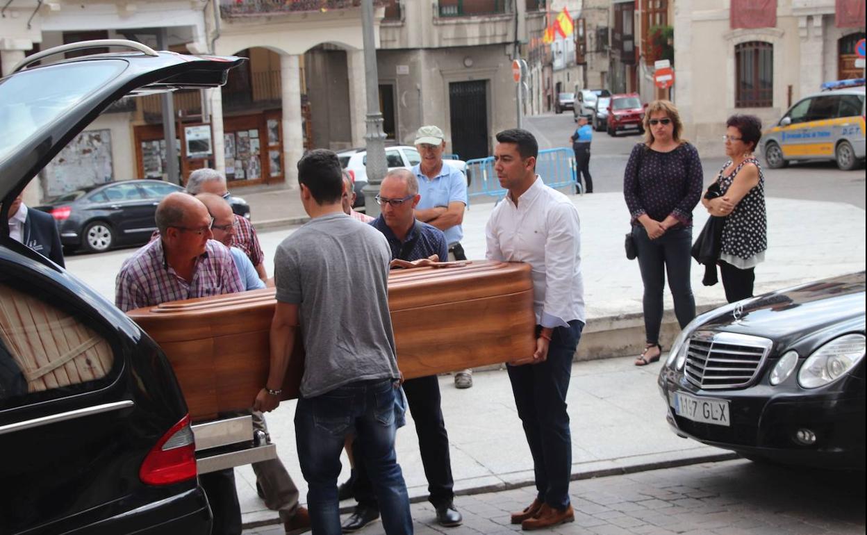 Amigos y familiares trasladan el féretro de Ángel Arévalo a la iglesia de San Miguel.