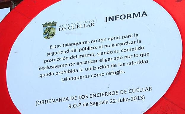 Señal colocada junto al muro donde fue corneado Ángel Arévalo.