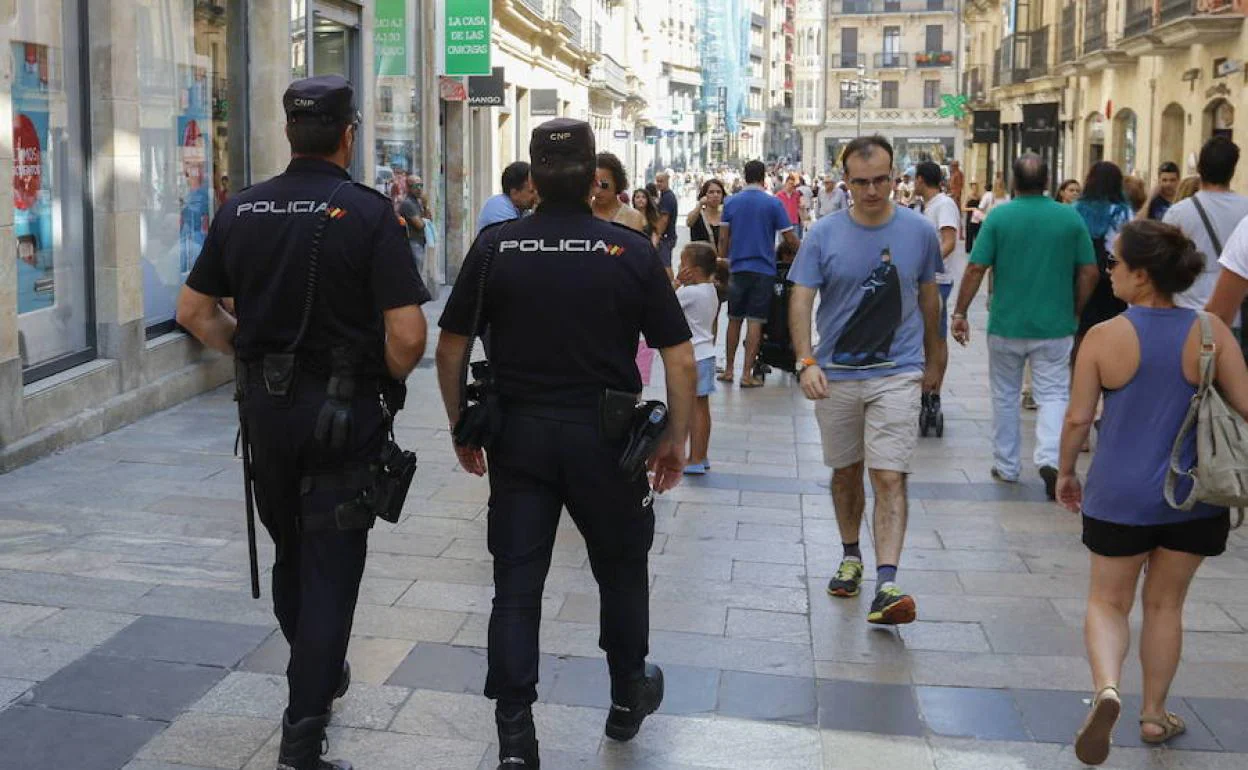 Dos agentes de la Policía Nacional, en la calle Toro de Salamanca.