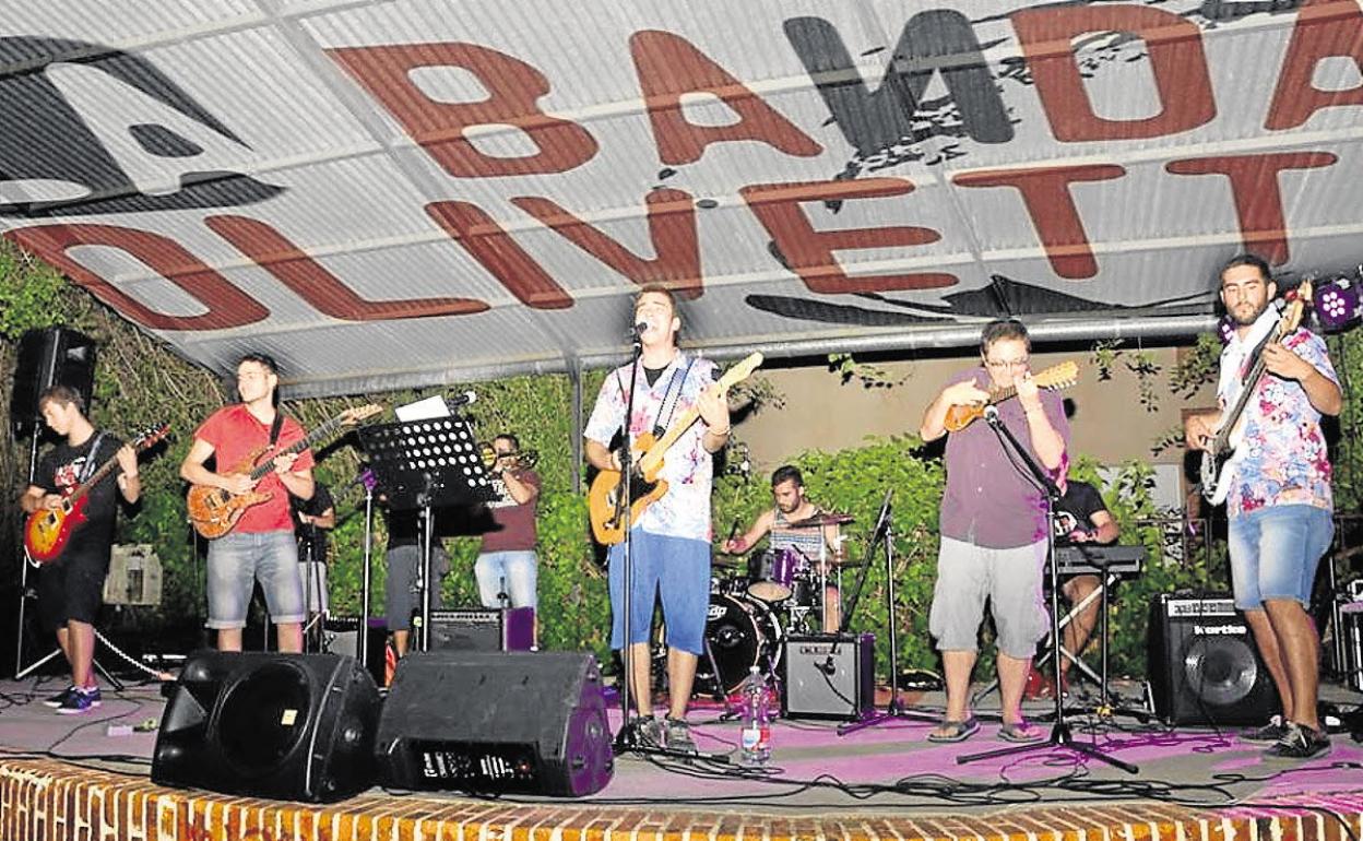 Los pregoneros de las fiestas de San Miguel del Arroyo, La Banda Olivetti, en plena actuación.