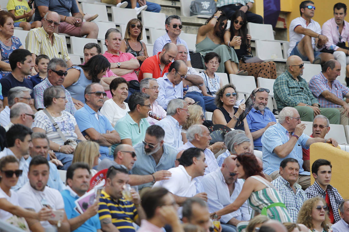 Fotos: Público en la primera de abono de la Feria de San Antolín de Palencia 2019