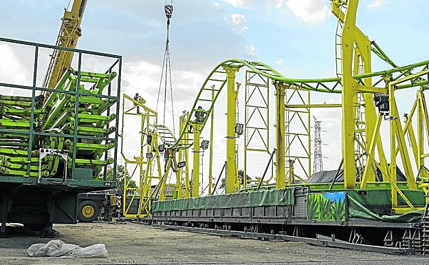 Montaje de una de las atracciones, ayer por la tarde en el Real de la Feria de Valladolid.