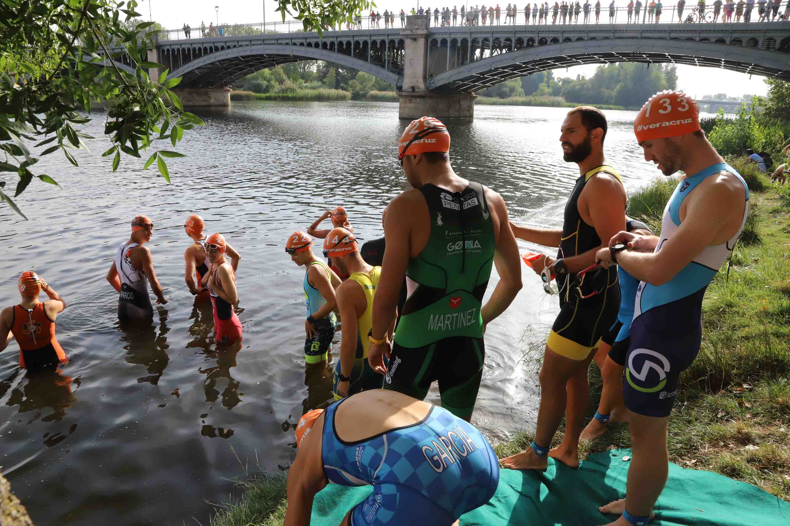 Miguel Risco y Esther Gómez repiten victoria en una prueba que reunió a 250 atletas que recorrieron el casco histórico a nado, en bici y corriendo