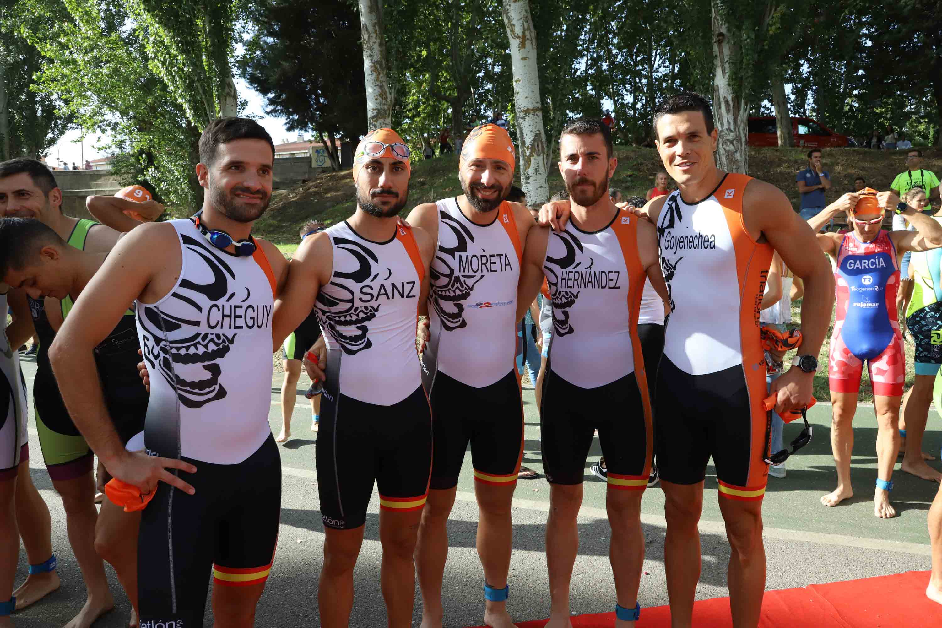 Miguel Risco y Esther Gómez repiten victoria en una prueba que reunió a 250 atletas que recorrieron el casco histórico a nado, en bici y corriendo