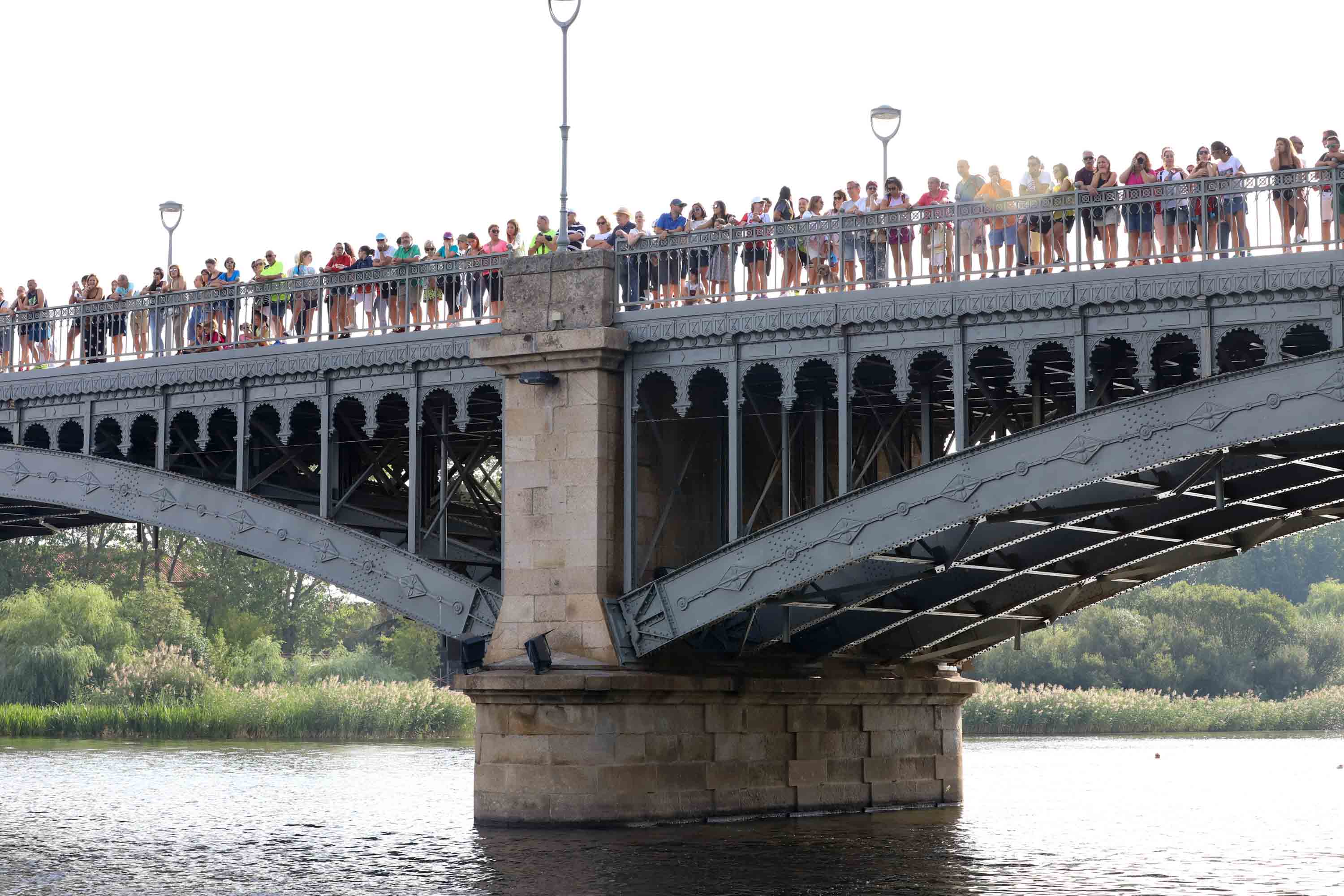 Miguel Risco y Esther Gómez repiten victoria en una prueba que reunió a 250 atletas que recorrieron el casco histórico a nado, en bici y corriendo