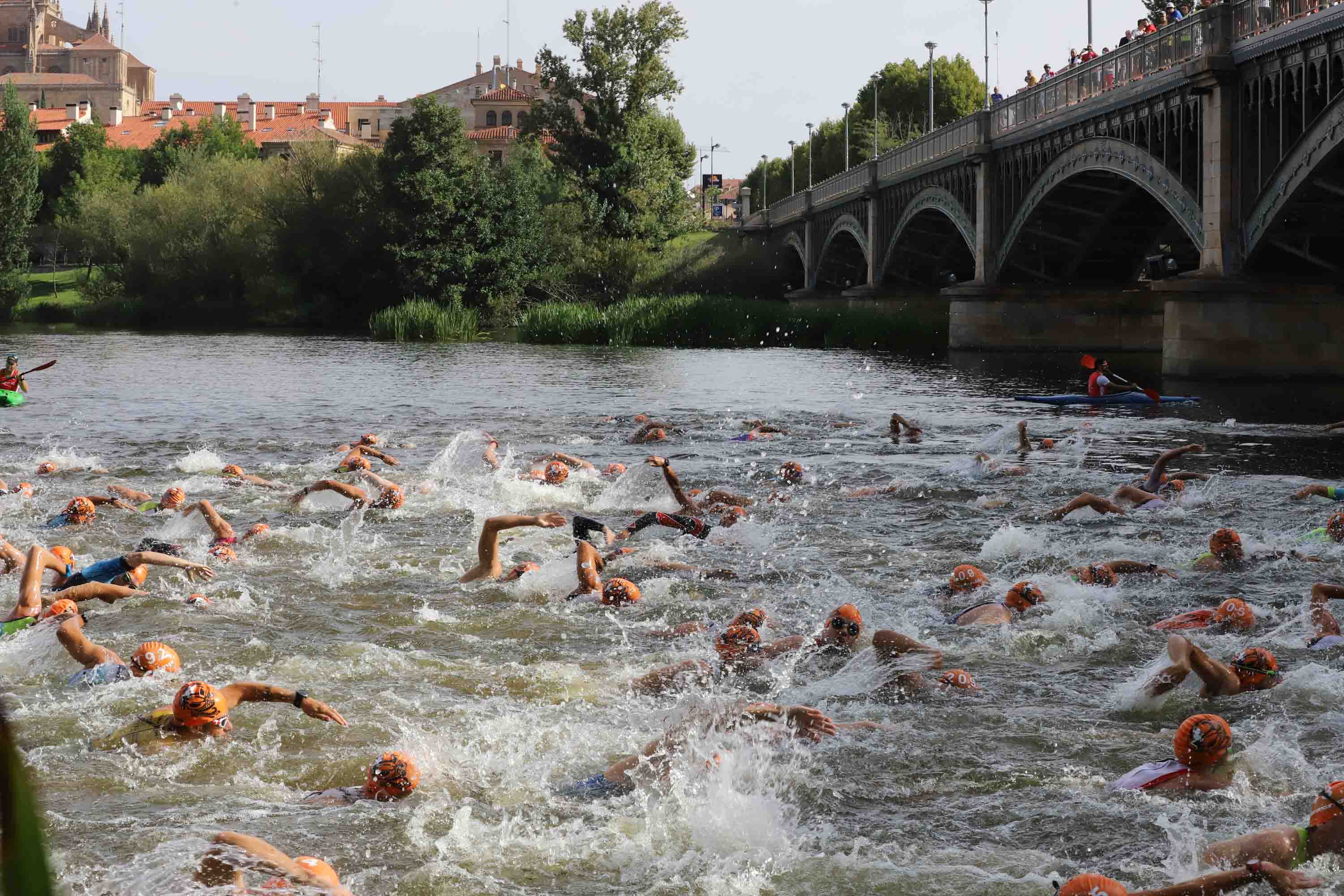 Miguel Risco y Esther Gómez repiten victoria en una prueba que reunió a 250 atletas que recorrieron el casco histórico a nado, en bici y corriendo