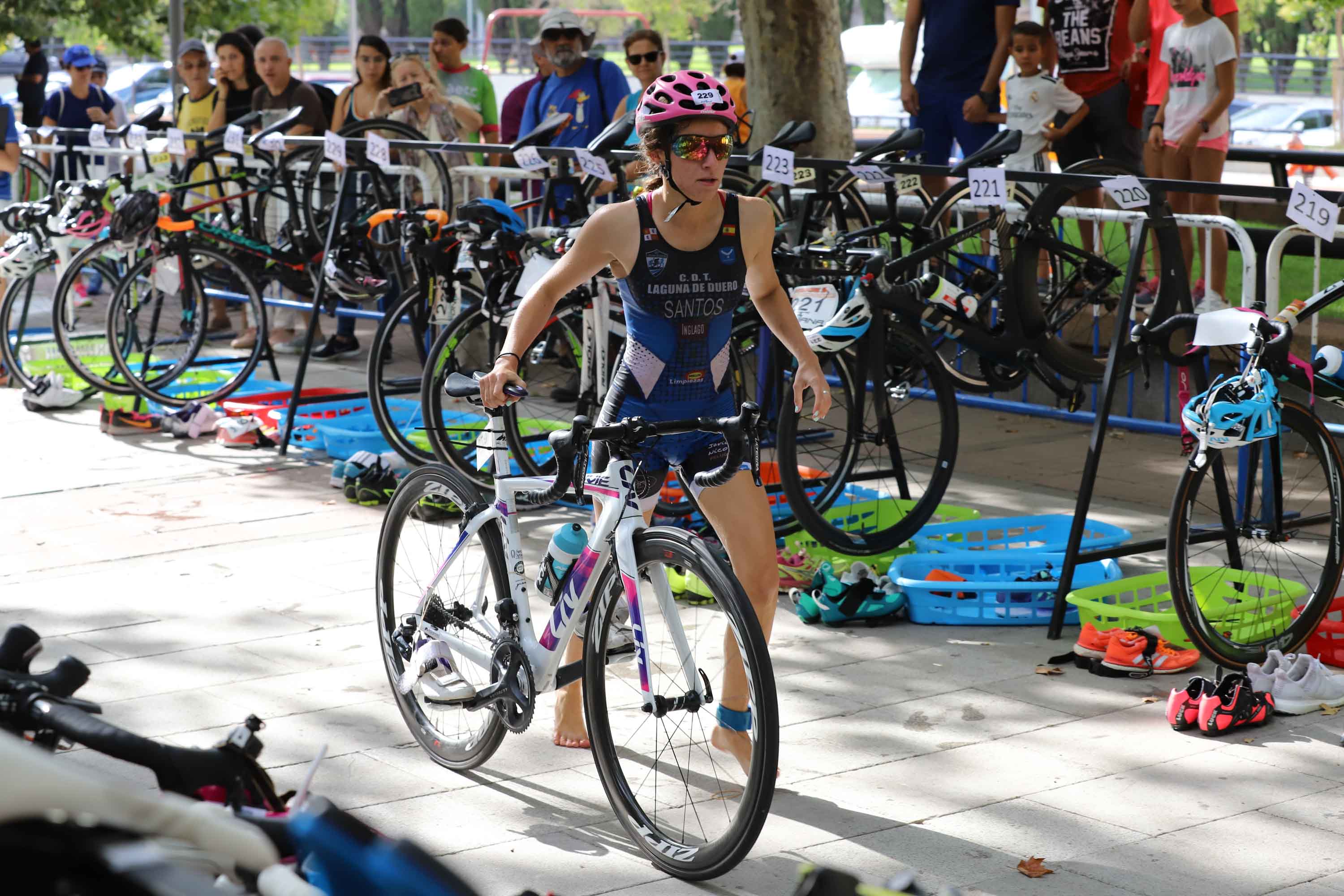 Miguel Risco y Esther Gómez repiten victoria en una prueba que reunió a 250 atletas que recorrieron el casco histórico a nado, en bici y corriendo