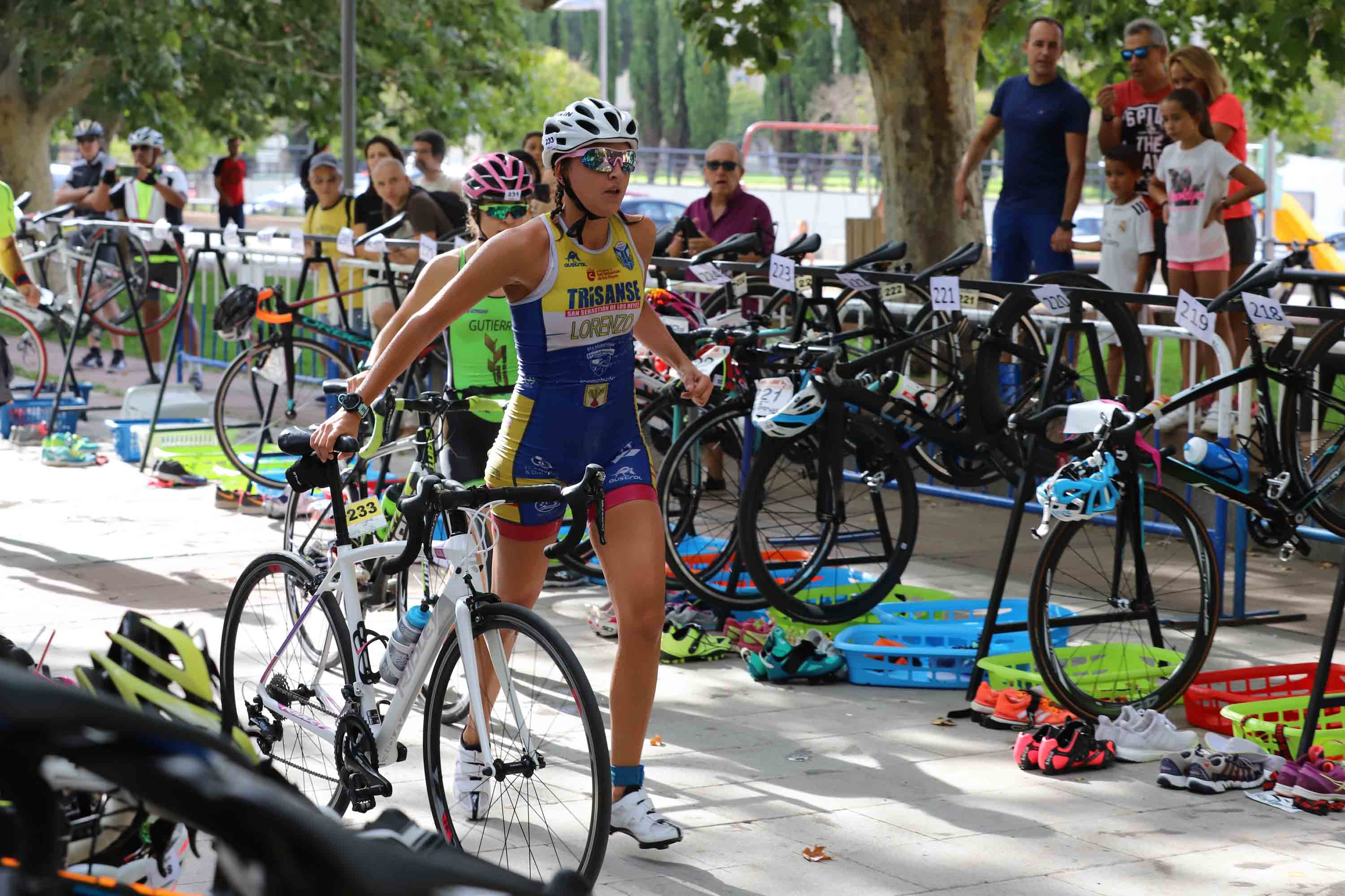 Miguel Risco y Esther Gómez repiten victoria en una prueba que reunió a 250 atletas que recorrieron el casco histórico a nado, en bici y corriendo