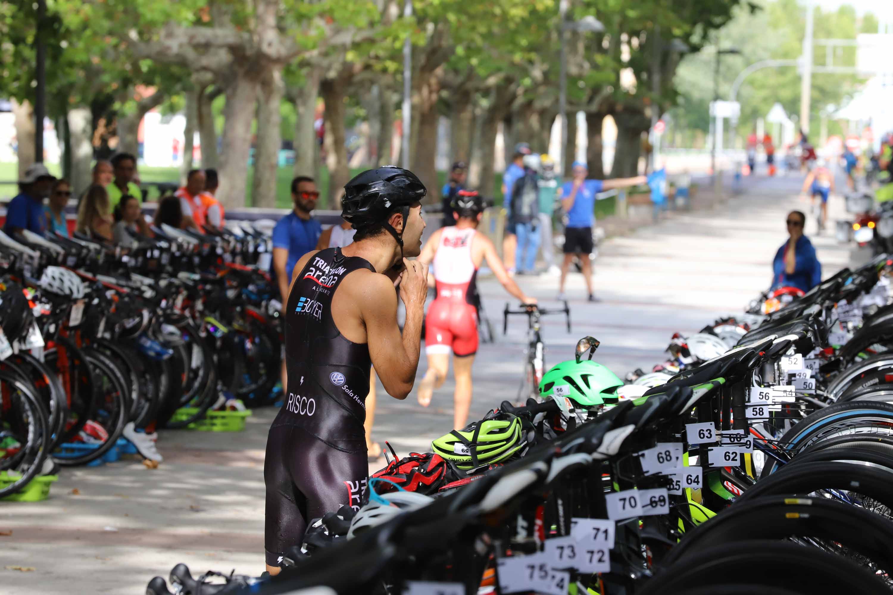 Miguel Risco y Esther Gómez repiten victoria en una prueba que reunió a 250 atletas que recorrieron el casco histórico a nado, en bici y corriendo
