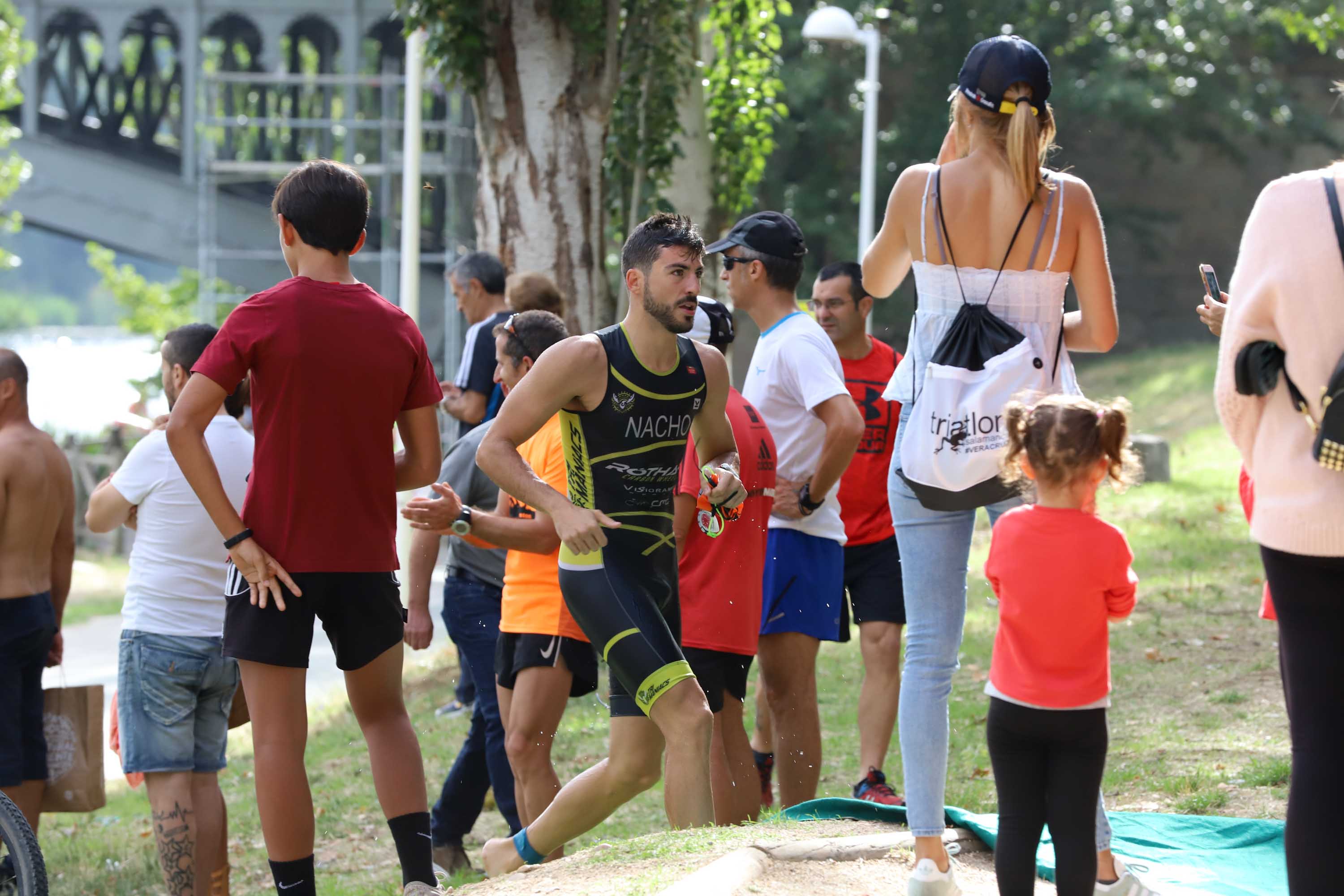 Miguel Risco y Esther Gómez repiten victoria en una prueba que reunió a 250 atletas que recorrieron el casco histórico a nado, en bici y corriendo