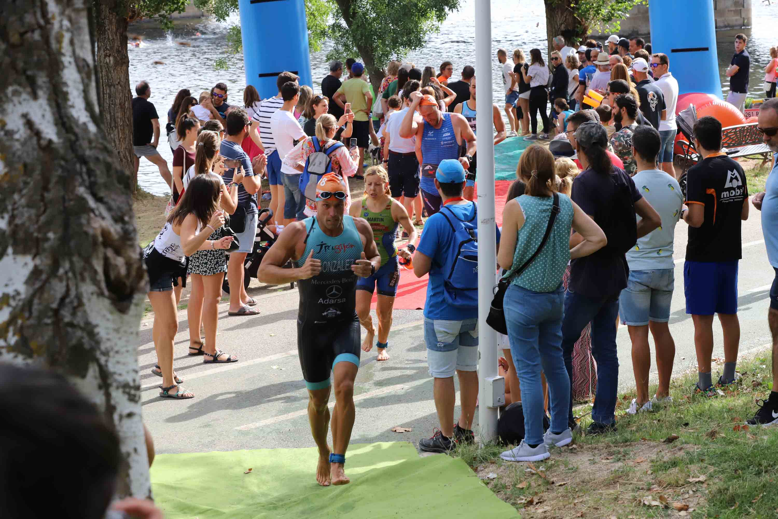 Miguel Risco y Esther Gómez repiten victoria en una prueba que reunió a 250 atletas que recorrieron el casco histórico a nado, en bici y corriendo