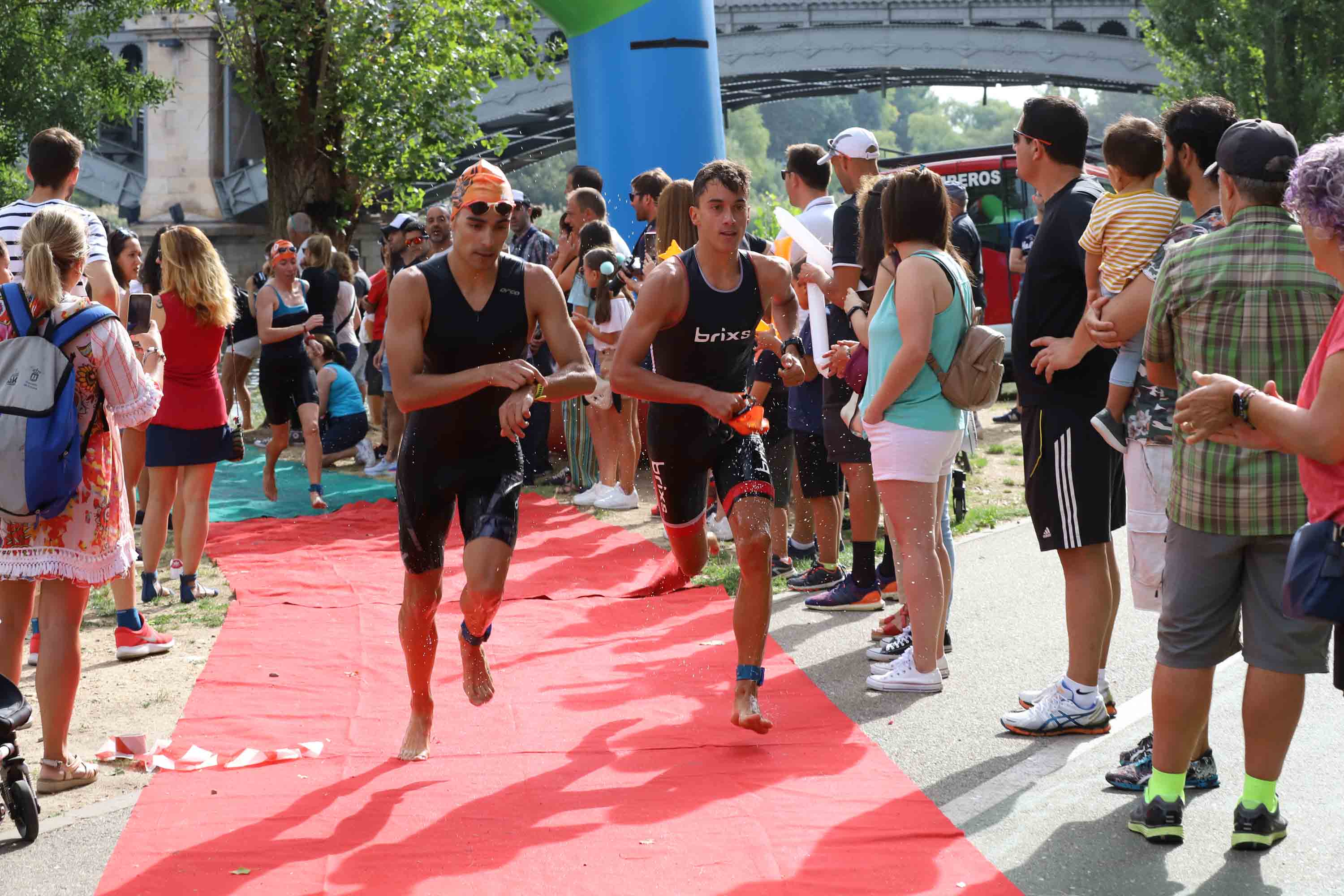 Miguel Risco y Esther Gómez repiten victoria en una prueba que reunió a 250 atletas que recorrieron el casco histórico a nado, en bici y corriendo