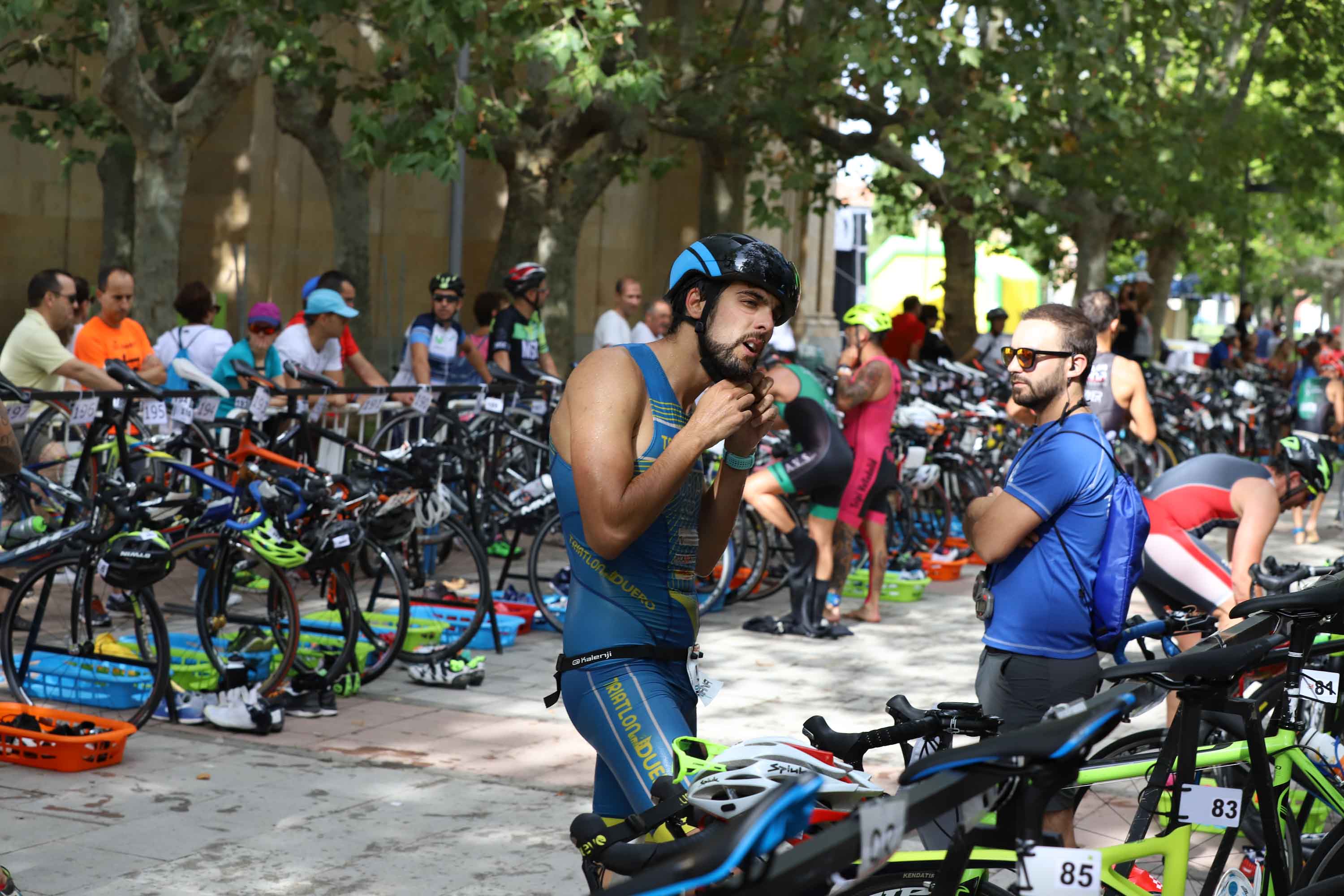 Miguel Risco y Esther Gómez repiten victoria en una prueba que reunió a 250 atletas que recorrieron el casco histórico a nado, en bici y corriendo