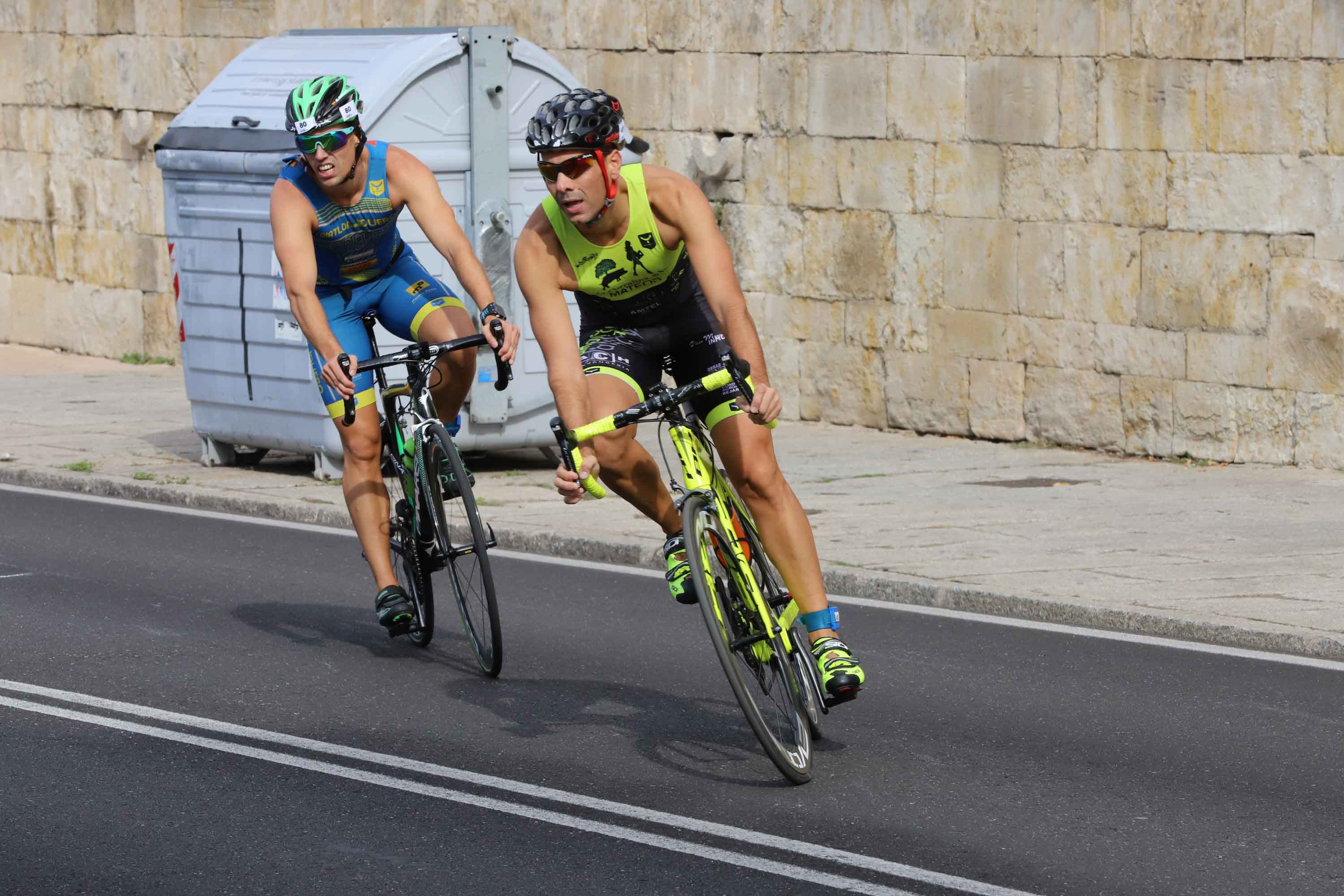 Miguel Risco y Esther Gómez repiten victoria en una prueba que reunió a 250 atletas que recorrieron el casco histórico a nado, en bici y corriendo