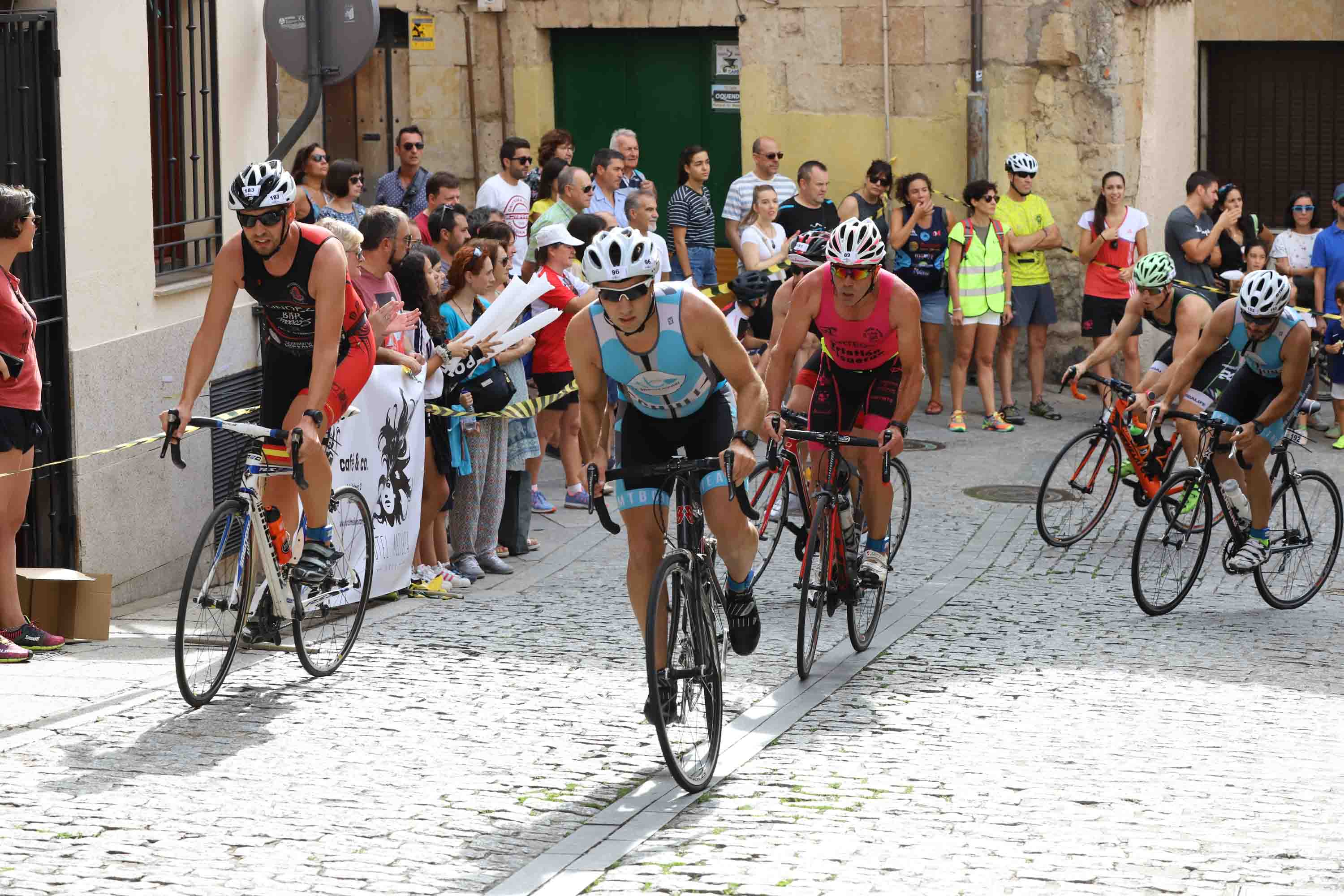 Miguel Risco y Esther Gómez repiten victoria en una prueba que reunió a 250 atletas que recorrieron el casco histórico a nado, en bici y corriendo