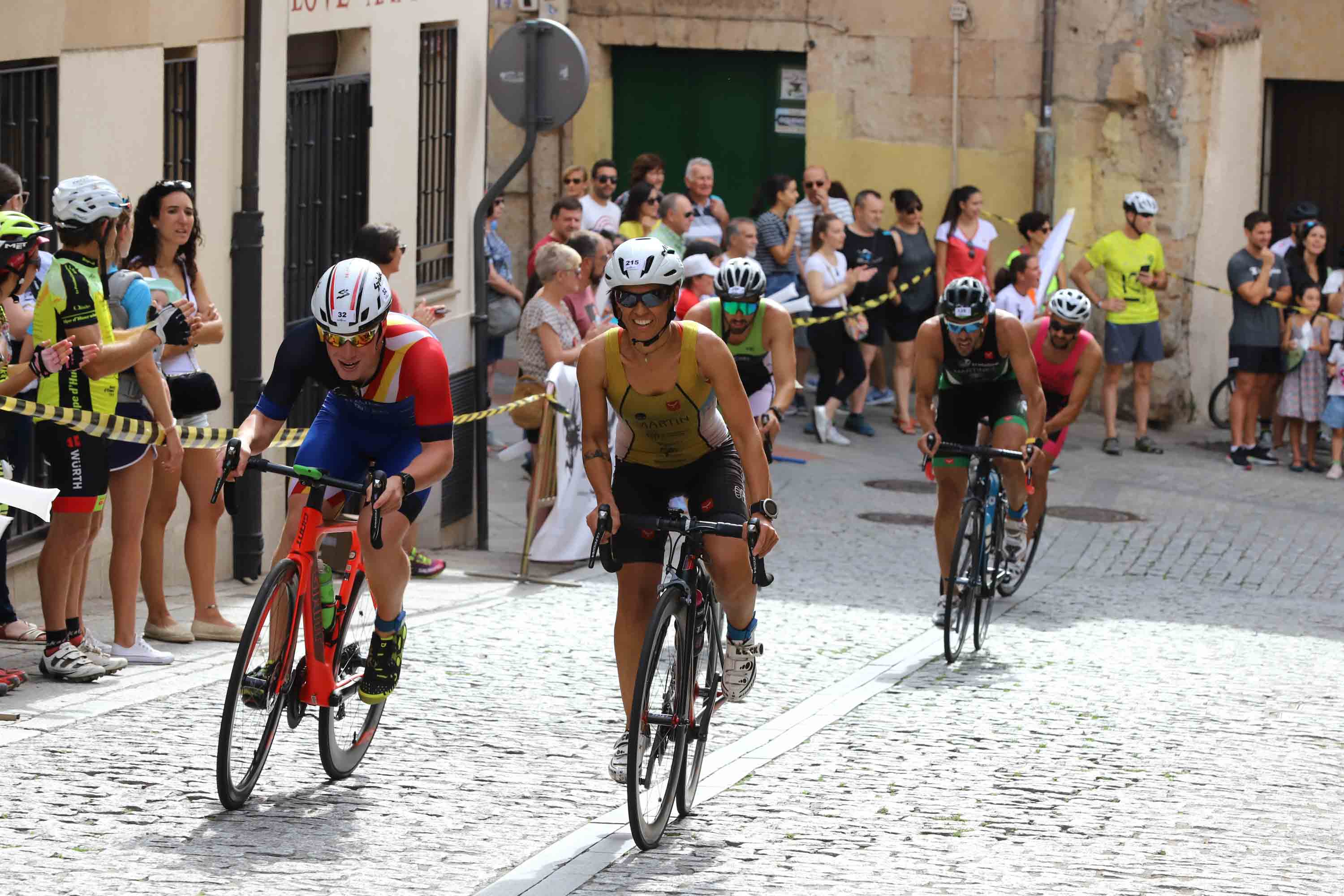 Miguel Risco y Esther Gómez repiten victoria en una prueba que reunió a 250 atletas que recorrieron el casco histórico a nado, en bici y corriendo