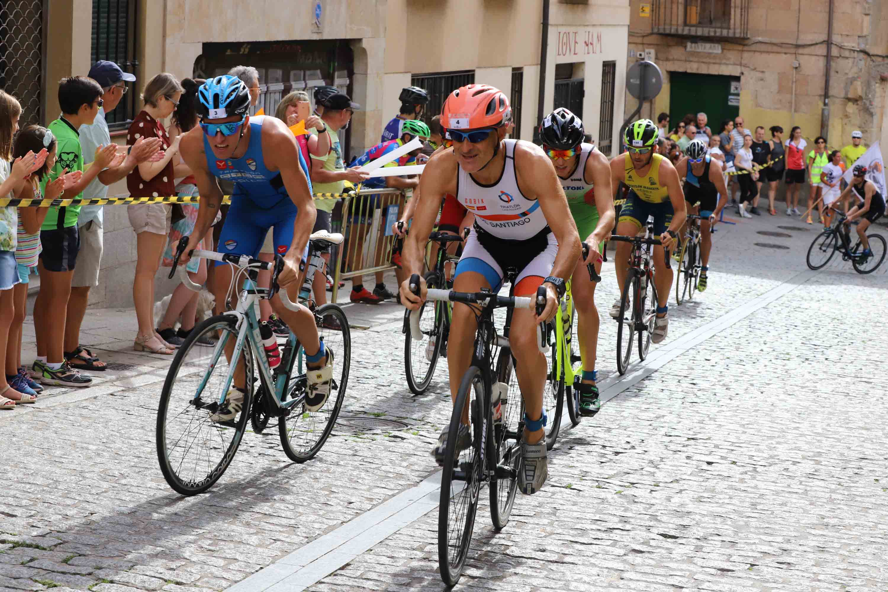 Miguel Risco y Esther Gómez repiten victoria en una prueba que reunió a 250 atletas que recorrieron el casco histórico a nado, en bici y corriendo