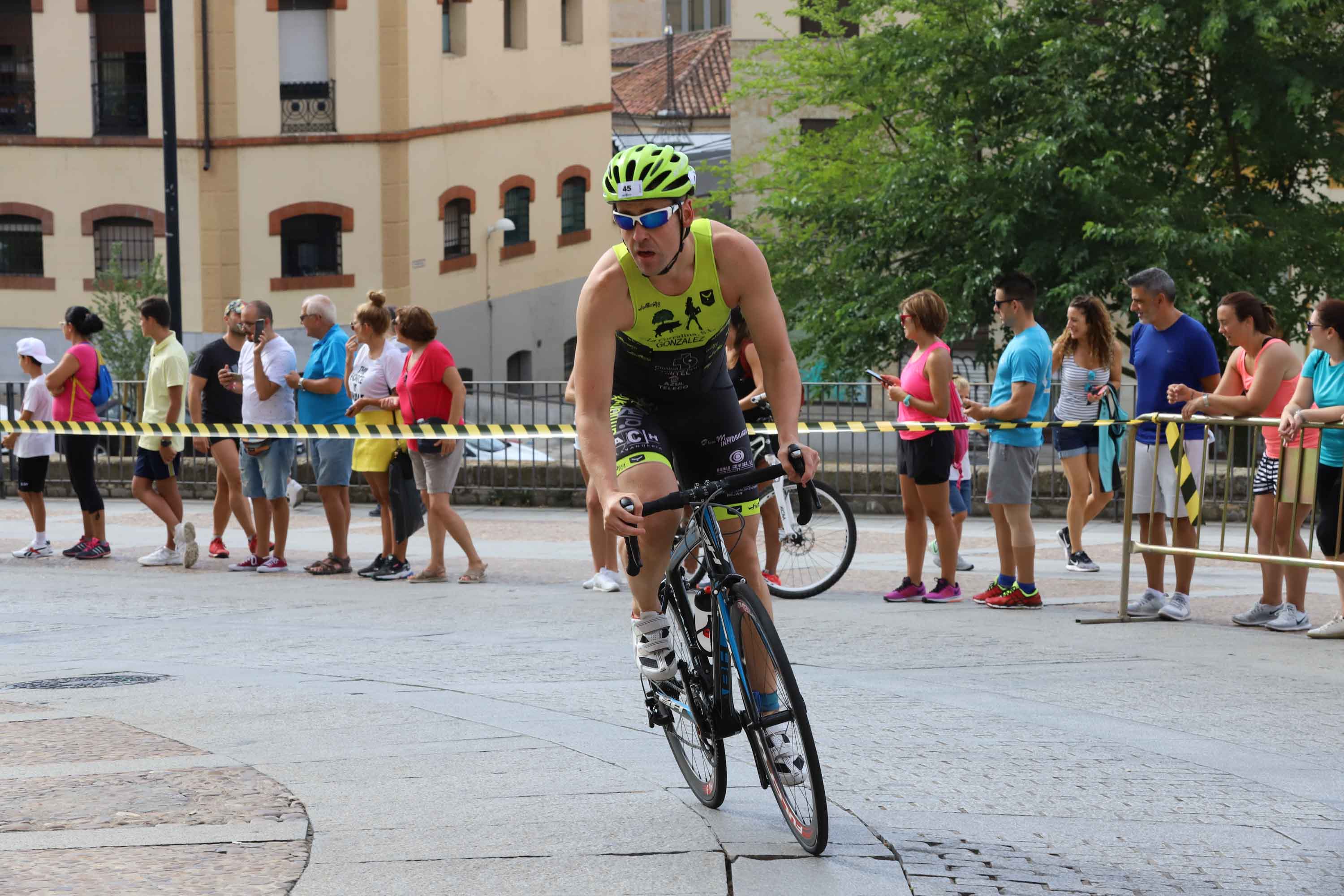 Miguel Risco y Esther Gómez repiten victoria en una prueba que reunió a 250 atletas que recorrieron el casco histórico a nado, en bici y corriendo