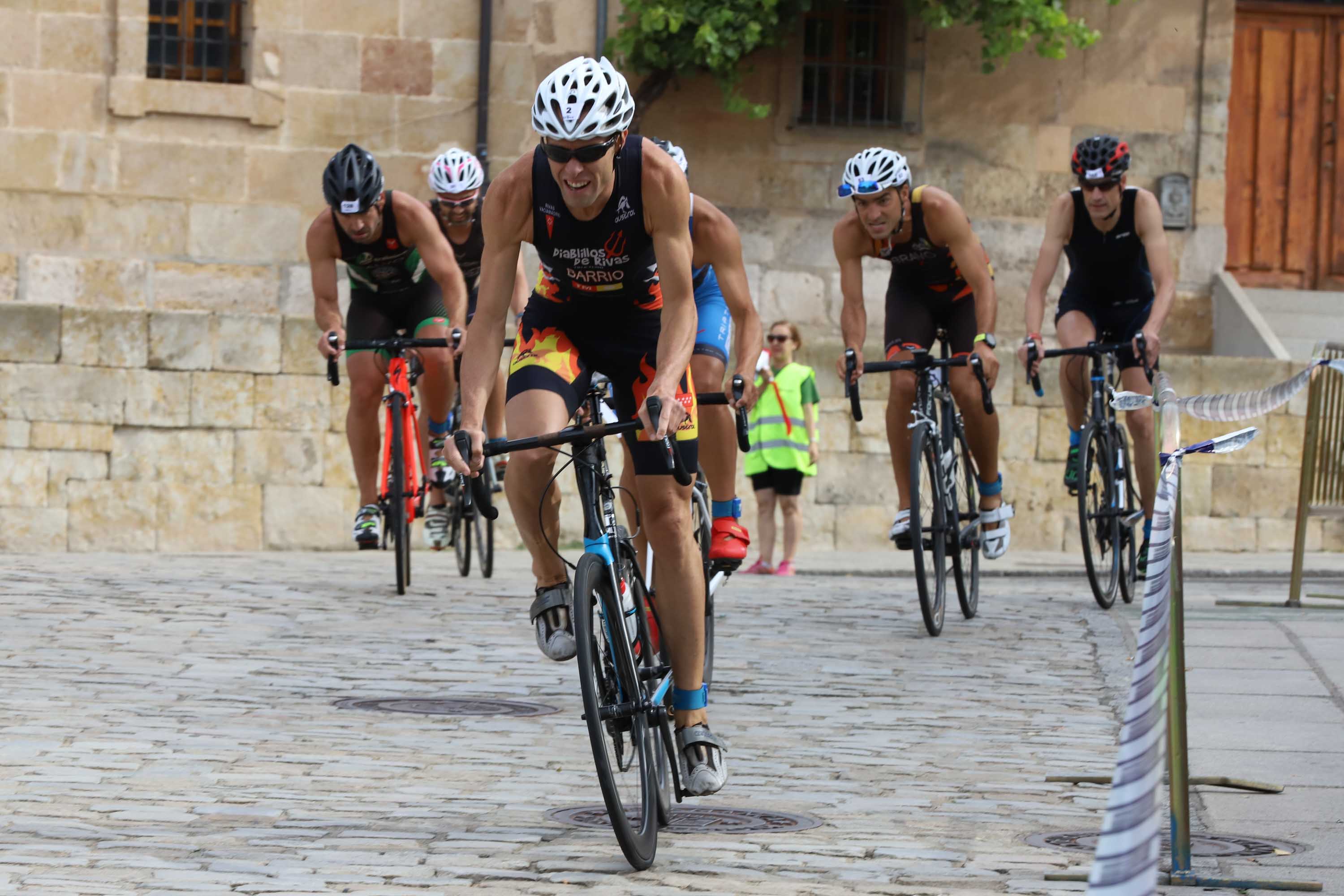 Miguel Risco y Esther Gómez repiten victoria en una prueba que reunió a 250 atletas que recorrieron el casco histórico a nado, en bici y corriendo
