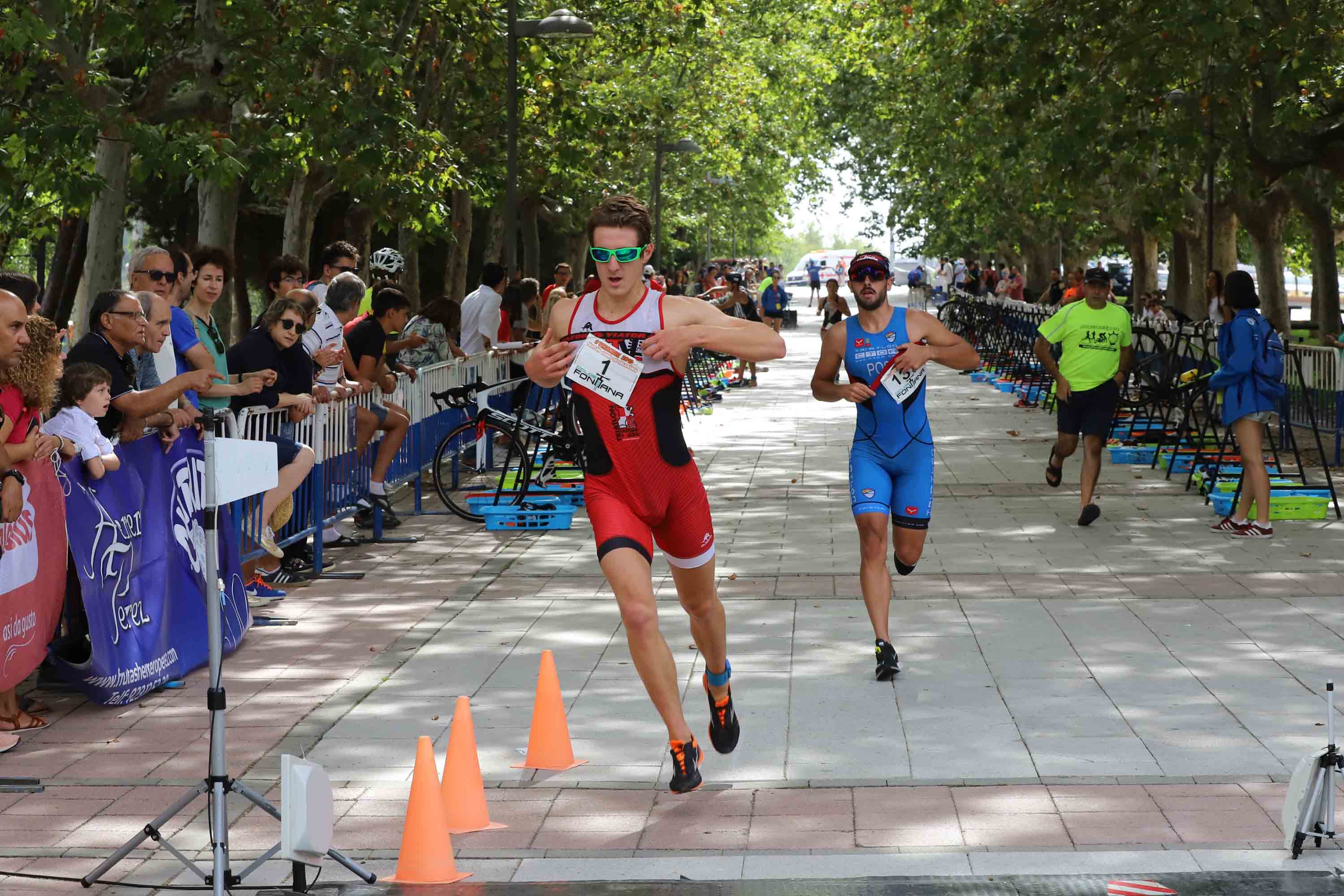 Miguel Risco y Esther Gómez repiten victoria en una prueba que reunió a 250 atletas que recorrieron el casco histórico a nado, en bici y corriendo