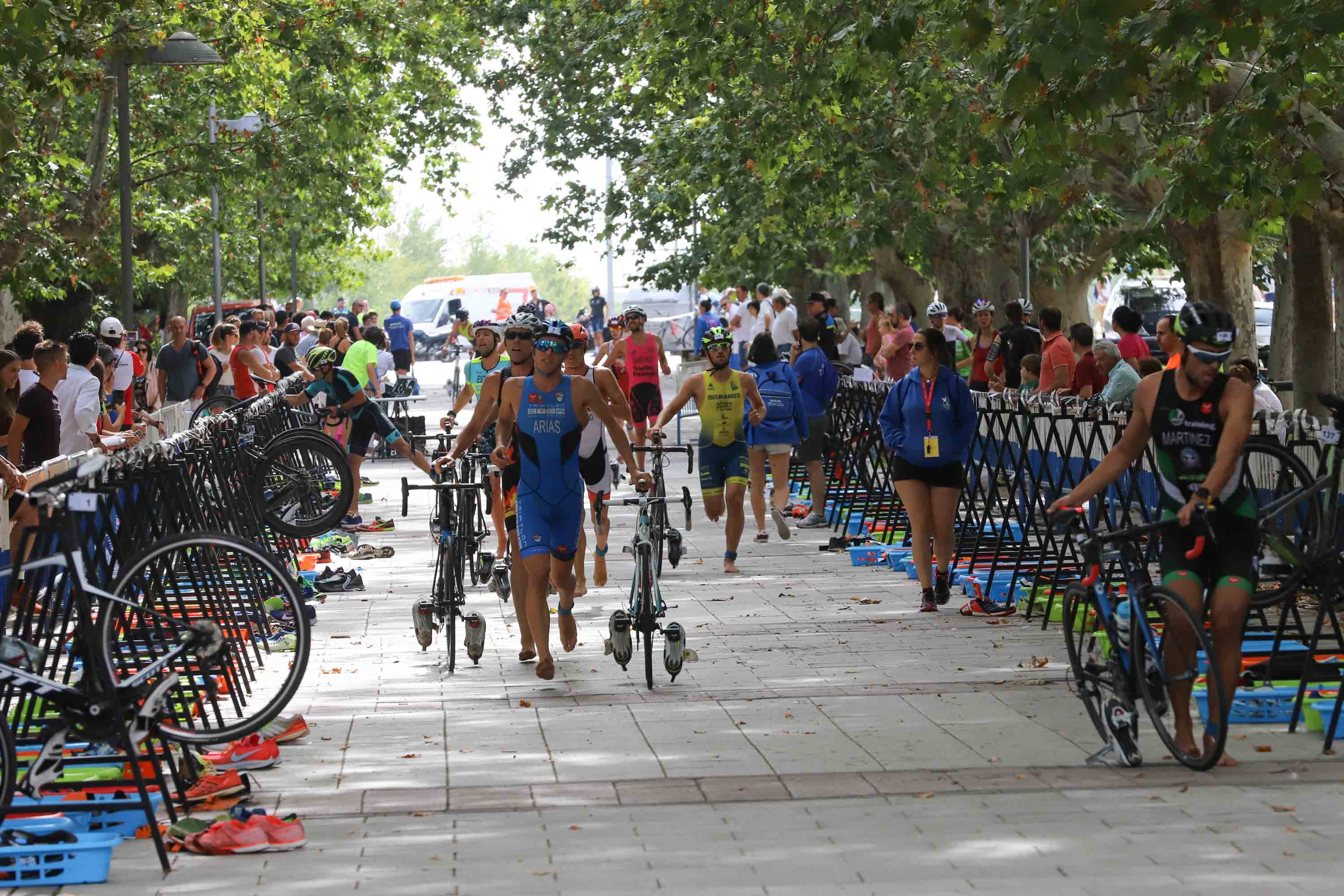 Miguel Risco y Esther Gómez repiten victoria en una prueba que reunió a 250 atletas que recorrieron el casco histórico a nado, en bici y corriendo